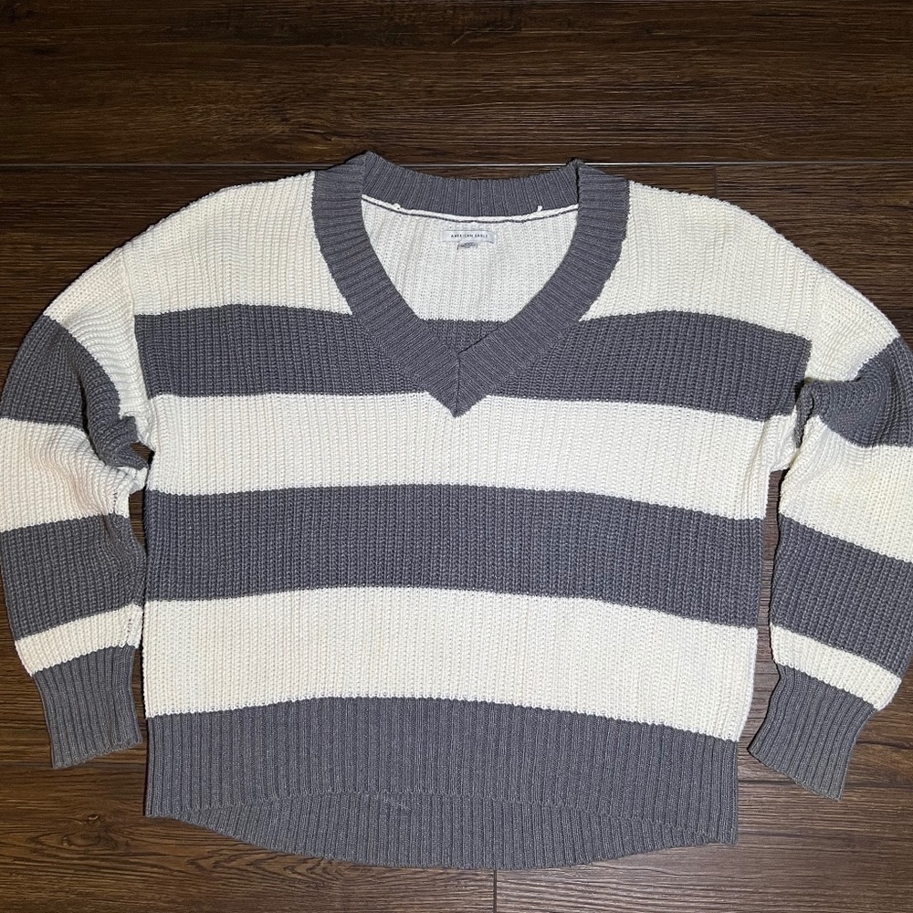 American Eagle Cropped V Neck Sweater M Y2K Minimalist Chic Cotton Pullover